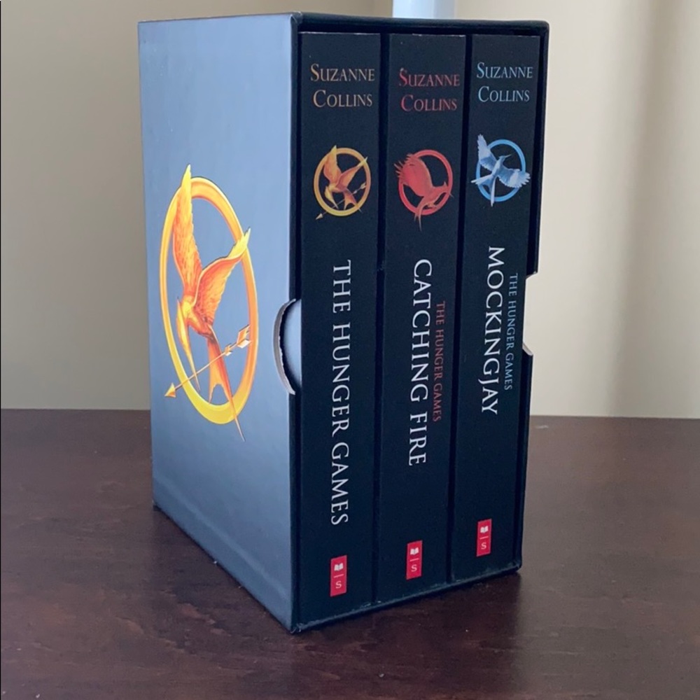 The hunger games book trilogy set